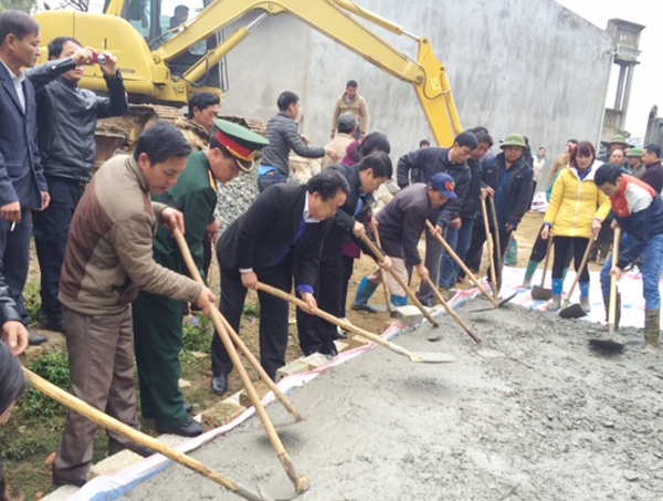 Cán bộ, nhân dân huyện Si Ma Cai tham gia đổ bê tông đường giao thông