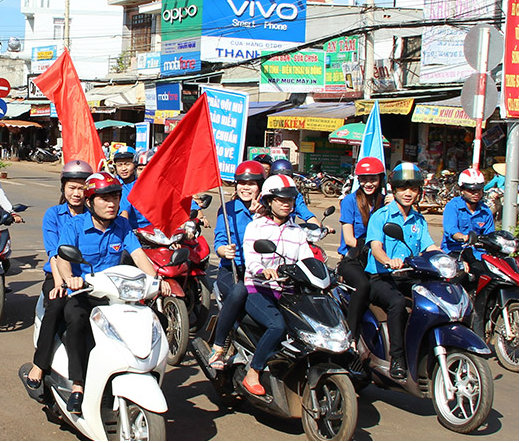 Đoàn viên thanh niên phối hợp cùng lực lượng cảnh sát giao thông diễu hành tuyên truyền về Luật Giao thông đường bộ trên địa bàn huyện Phú Riềng