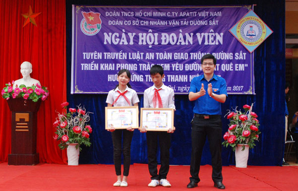 Khen thưởng học sinh trong phong trào “Em yêu đường sắt quê em” năm 2016