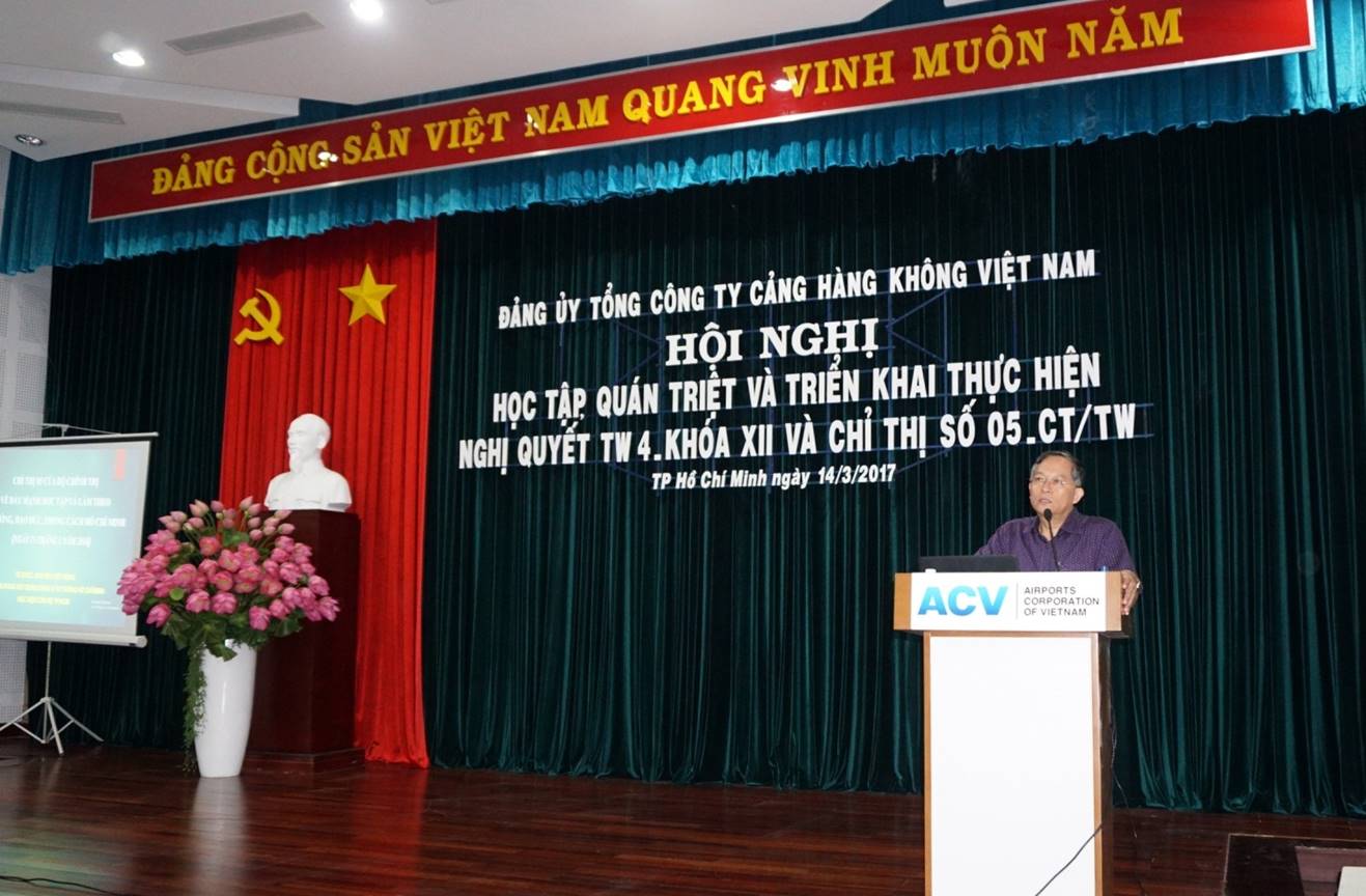 Tiến sỹ Nguyễn Việt Hùng - Trưởng khoa Xây dựng Đảng, Học viện cán bộ Thành phố Hồ Chí Minh truyền đạt những nội dung cơ bản Nghị quyết số 04-NQ/TW và Chỉ thị 05-CT/TW