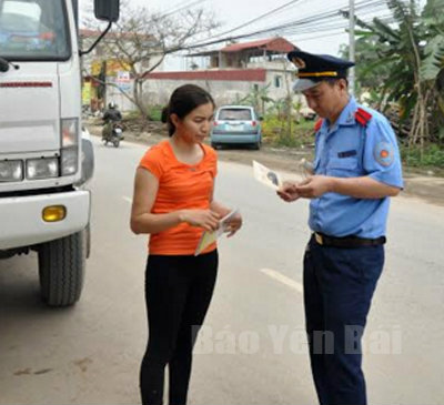  Cán bộ thanh tra giao thông kiểm tra hành chính phương tiện vận tải hàng hóa