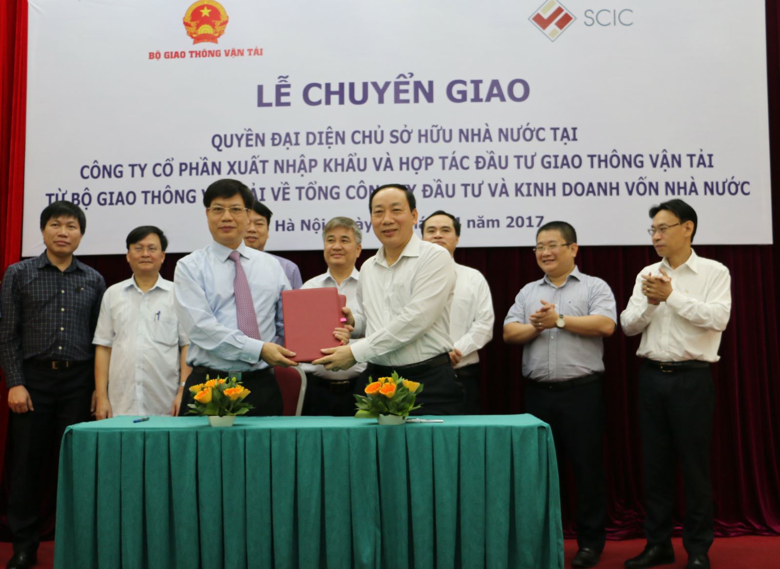 Thứ trưởng Nguyễn Hồng Trường và Phó Tổng Giám đốc SCIC Hoàng Nguyên Học ký kết biên bản chuyển giao Công ty cổ phần Xuất nhập khẩu và Hợp tác đầu tư GTVT về SCIC