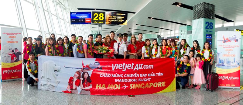 Các hành khách đầu tiên trên chuyến bay Hà Nội - Singapore