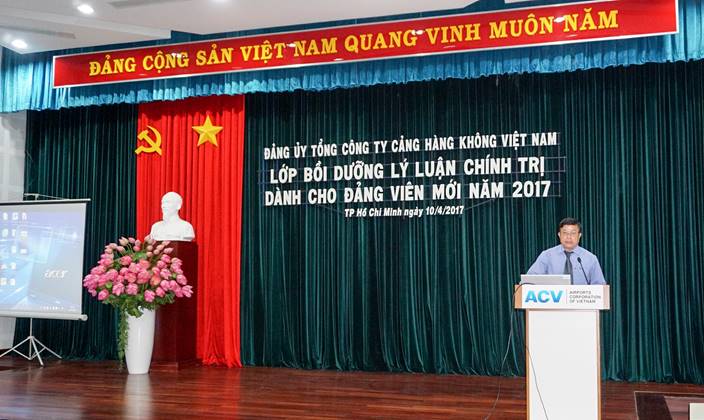 Thạc sĩ Lê Văn Sang - Giám đốc Trung tâm Bồi dưỡng chính trị Quận Phú Nhuận truyền đạt những kiến thức, lý luận chính trị cơ bản cho đảng viên mới