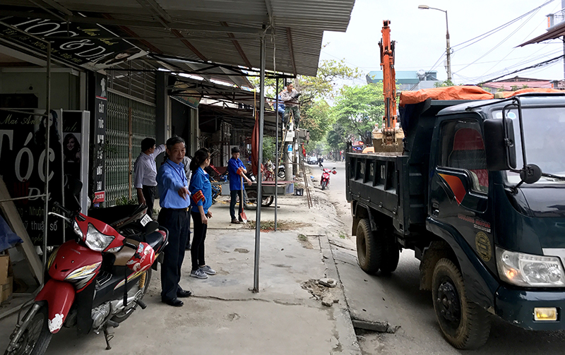 Ra quân giải tỏa vi phạm trật tự đô thị, hành lang an toàn giao thông tại khu vực đường Đội Kỳ, phường Sông Cầu