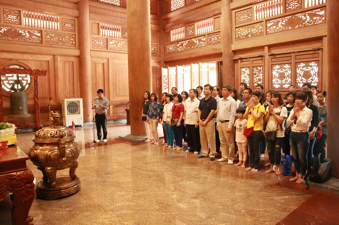 Toàn thể cán bộ, đảng viên dâng hương tưởng nhớ Chủ tịch Hồ Chí Minh tại nhà tượng niệm Bác Hồ