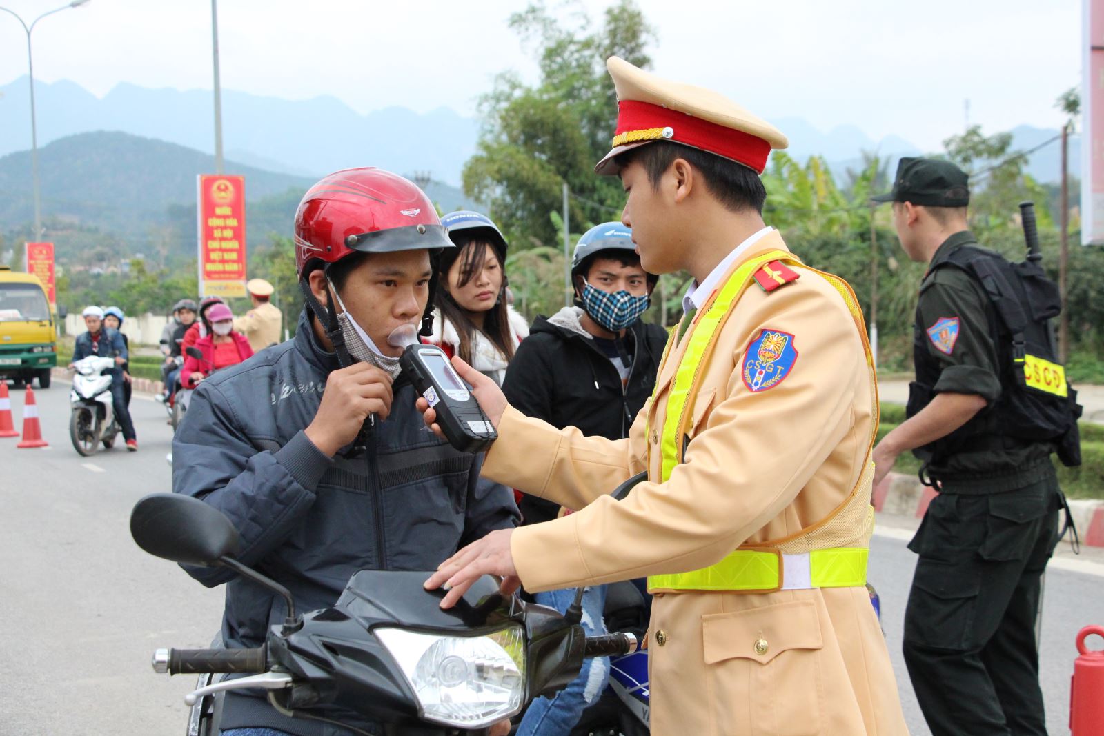 Lực lượng cảnh sát giao thông kiểm tra nồng độ cồn người tham gia giao thông