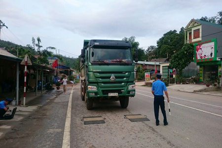 Thanh tra giao thông sử dụng cân xách tay kiểm tra tải trọng xe ô tô tại huyện Ba Bể