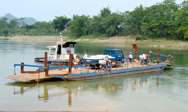 Bến phà Xuân Vân 1 (Yên Sơn) vận chuyển hành khách và phương tiện qua sông