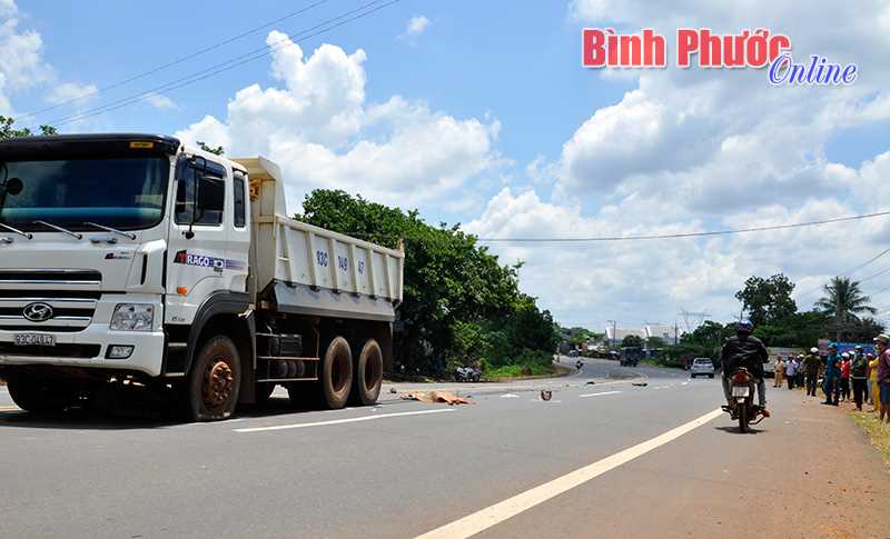 Thực hiện tăng cường tuần tra, kiểm soát trên các tuyến đường, nhất là vào giờ cao điểm, lực lượng cảnh sát giao thông trong toàn tỉnh đã phát hiện 7.293 trường hợp vi phạm trật tự an toàn giao thông, tạm giữ 1.688 phương tiện, tước 537 giấy phép lái xe, cảnh cáo 211 trường hợp, xử lý hành chính 6.706 trường hợp, số tiền thu nộp kho bạc nhà nước 6,07 tỷ đồng. Nguyên nhân chủ yếu do người điều khiển phương tiện giao thông chạy quá tốc độ (454 trường hợp), không có giấy phép lái xe (900 trường hợp), không đội mũ bảo hiểm (1.087 trường hợp) và không đi đúng làn đường quy định (697 trường hợp).  Trong tháng qua, trên địa bàn tỉnh Bình Phước đã xảy ra 3 vụ cháy làm thiệt hại khoảng 200 triệu đồng. Các cơ quan chức năng đã phát hiện 15 vụ vi phạm trong lĩnh vực môi trường, tiến hành xử lý 6 vụ với số tiền phạt 80 triệu đồng. Trong các ngày 25-3 và 13-4-2017 trên địa bàn các huyện Lộc Ninh, Hớn Quản, Bù Gia Mập và Bù Đăng xuất hiện mưa trái mùa kèm theo lốc xoáy đã làm 1 người chết; 9 căn nhà bị sạt lở, tốc mái; 69,05 ha cây công nghiệp bị ngập nước, hư hỏng. Ước tổng thiệt hại gần 4 tỷ đồng.