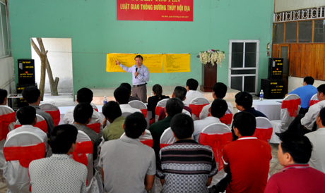 Tại buổi tuyên truyền, lãnh đạo các xã, thị trấn và cá nhân hành nghề có liên quan đến giao thông đường thủy đã được cán bộ Ban ATGT tỉnh, Chi hội Luật gia, Thanh tra Giao thông vận tải, Cảnh sát giao thông tỉnh thông tin một số nội dung chủ yếu của Luật Giao thông đường thủy nội địa; Nghị định số 24/2015/NĐ-CP của Chính phủ quy định chi tiết thi hành một số điều của Luật Giao thông đường thủy nội địa, Thông tư 70/2014/TT-BGTVTcủa Bộ GTVT về quản lý đường thủy nội địa.  Ban ATGT tỉnh cũng đã thông tin về công tác thanh tra giao thông đường thủy và quy chuẩn 39 của Bộ GTVT; công tác xử lý vi phạm hành chính về giao thông đường thủy theo Nghị định 132/NĐ-CP; tình hình ATGT đường thủy trên địa bàn cả nước và tỉnh Yên Bái trong thời gian qua...  Hoạt động tuyên truyền của Ban ATGT tỉnh sẽ góp phần nâng cao ý thức tự giác của các đối tượng có hoạt động liên quan đến giao thông đường thủy và chấp hành tốt luật lệ ATGT đường thủy, tăng cường bảo đảm trật tự ATGT trước trong và sau mùa mưa lũ 2017.