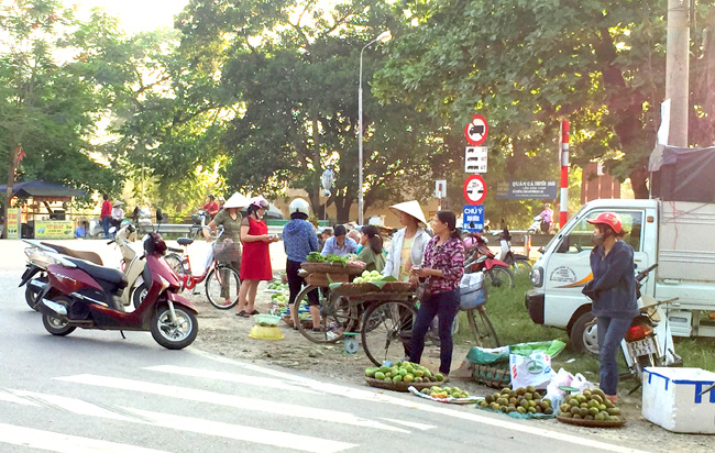 Cảnh lấn chiếm lòng đường, vỉa hè họp chợ tại ngã tư đầu cầu Nông Tiến, phường Nông Tiến (TP. Tuyên Quang)