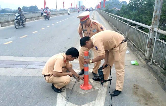 Lực lượng Cảnh sát giao thông, Công an thành phố Tuyên Quang lắp đặt cọc tiêu phản quang tại đầu cầu Nông Tiến