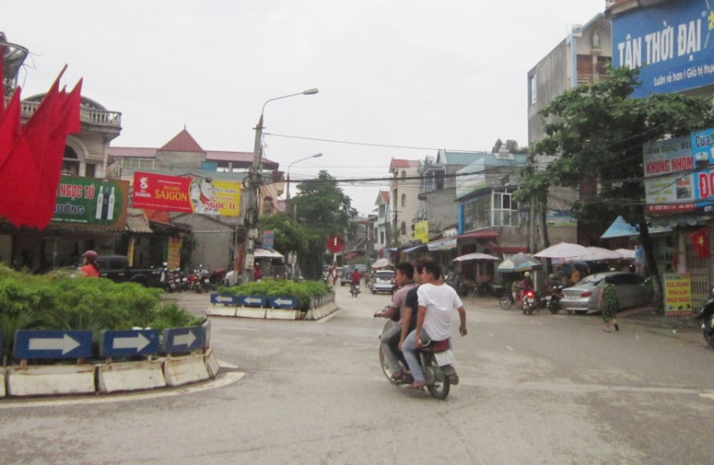 Nhiều thanh niên không chấp hành Luật Giao thông đường bộ khi tham gia giao thông. (ảnh chụp tại đầu cầu Sông Hiến, Thành phố)