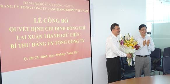 Đồng chí Nguyễn Ngọc Đông - Phó Bí thư Ban cán sự, Bí thư Đảng ủy, Thứ trưởng Bộ Giao thông vận tải đã trao quyết định và tặng hoa chúc mừng đồng chí Lại Xuân Thanh  Phát biểu tại buổi Lễ, đồng chí Nguyễn Ngọc Đông chúc mừng đồng chí Lại Xuân Thanh được giao nhiệm vụ mới. Đồng chí đánh giá cao thành tích Đảng bộ Tổng công ty Cảng hàng không Việt Nam đã đạt được trong thời gian qua, đáp ứng nhu cầu phát triển của ngành hàng không, đóng góp tích cực vào phát triển kinh tế xã hội của đất nước.   Đồng chí tin tưởng đồng chí Lại Xuân Thanh cùng tập thể Đảng ủy Tổng công ty phát huy tốt thành tích đã đạt được, tiếp tục đẩy mạnh sắp xếp, đổi mới và nâng cao hiệu quả hoạt động sản xuất kinh doanh, đáp ứng nhu cầu của hành khách, hoàn thành tốt nhiệm vụ mà Đảng ủy, Ban cán sự Đảng Bộ Giao thông vận tải giao.  Phát biểu nhận nhiệm vụ, đồng chí Lại Xuân Thanh trân trọng cảm ơn sự quan tâm của Đảng ủy, Ban cán sự Đảng và lãnh đạo Bộ Giao thông vận tải đã tin tưởng giao trọng trách mới; đồng chí sẽ cùng với tập thể Đảng ủy, Hội đồng quản trị, Ban Tổng Giám đốc phát huy thành tích đã đạt được trong thời gian qua, nỗ lực phấn đấu, tiếp tục đổi mới nâng cao hiệu quả sản xuất kinh doanh, nâng cao chất lượng dịch vụ, hoàn thành tốt nhiệm vụ được giao.                  