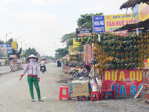 Người bán hàng đứng ngoài đường chào mời khách gây cản trở giao thông.  Cụ thể, đã xảy ra 27 vụ, tăng 5 vụ, làm chết 16 người, tăng 2 người; bị thương 14 người, tăng 4 người so với tháng 7-2017. Thiệt hại tài sản 133 triệu đồng. TNGT xảy ra nhiều ở các huyện: Ba Tri 6 vụ, 3 người chết, 4 người bị thương; Châu Thành 6 vụ, 2 người chết, 3 người bị thương; Thạnh Phú 4 vụ, 1 người chết, 3 người bị thương; Bình Đại 3 vụ, 3 người chết; Giồng Trôm 3 vụ, 2 người chết, 2 người bị thương; Mỏ Cày Nam 2 vụ, 2 người chết; Mỏ Cày Bắc 2 vụ, 2 người chết, 2 người bị thương.  Phần lớn các trường hợp TNGT đều do người tham gia giao thông không ý thức chấp hành pháp luật về an toàn giao thông (ATGT). Đặc biệt là việc tham gia giao thông khi trong người có nồng độ cồn vượt mức cho phép. Từ đó, làm hạn chế khả năng quan sát và phản ứng của bản thân nên người điều khiển xe mô tô không làm chủ tay lái, gây tai nạn. Đây chính là nguyên nhân vừa trực tiếp, vừa gián tiếp gây ra TNGT. Ngoài ra, còn nhiều nguyên nhân khác dẫn đến TNGT như điều khiển phương tiện phóng nhanh, vượt ẩu, giành đường, đi không đúng phần đường, làn đường quy định.  Thời gian gần đây nổi lên tình trạng người đi xe đạp, đi bộ ở các tuyến đường nông thôn rất bất cẩn và chủ quan, không quan sát khi qua đường; người đi xe đạp vào ban đêm không gắn phản quang, không mang theo đèn, dụng cụ chiếu sáng làm cho người điều khiển xe mô tô, ô tô không phát hiện được từ xa để điều chỉnh tốc độ, dẫn đến xảy ra tai nạn.  Dự báo thời gian tới, tình hình trật tự ATGT tiếp tục diễn biến phức tạp, đặc biệt là khi học sinh, sinh viên bước vào năm học mới, nguy cơ ùn tắc giao thông và TNGT là rất cao. Do vậy, để đảm bảo an toàn tính mạng, tài sản cho mình và những người xung quanh, góp phần kiềm chế và kéo giảm TNGT, mọi người tham gia giao thông phải chấp hành nghiêm các quy định của pháp luật về ATGT như không vi phạm tốc độ, điều khiển xe đi đúng làn đường, phần đường quy định, không chở quá tải, quá khổ, quá số người quy định; không điều khiển phương tiện tham gia giao thông khi đã sử dụng rượu, bia; chuyển hướng, vượt xe đúng quy định; đội mũ bảo hiểm đạt chuẩn. Đặc biệt, người đi bộ qua đường phải chú ý quan sát, người điều khiển xe đạp phải có gắn phản quang vào ban đêm. Đồng thời, mọi người phải động viên người thân trong gia đình tự giác chấp hành nghiêm pháp luật về trật tự ATGT.