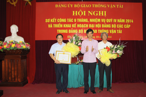 Phó Bí thư Thường trực Đảng ủy Bộ Đỗ Văn Thuật trình bày Kế hoạch và các văn bản hướng dẫn tổ chức đại hội đảng bộ các cấp trong đảng bộ Bộ GTVT.