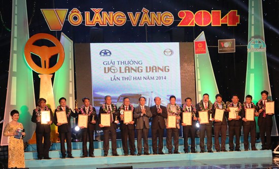 Trao giải “Vô lăng vàng” cho 12 tập thể và 50 lái xe an toàn năm 2014