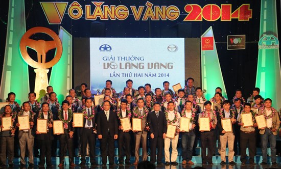 Trao giải “Vô lăng vàng” cho 12 tập thể và 50 lái xe an toàn năm 2014