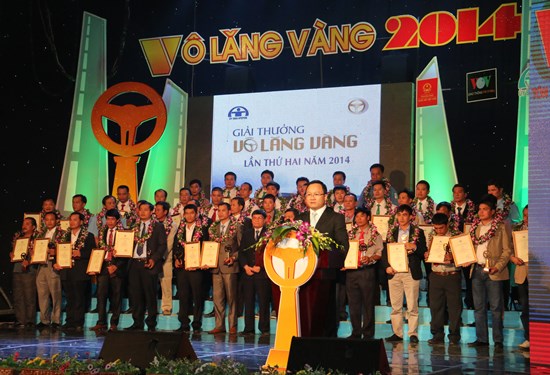 Trao giải “Vô lăng vàng” cho 12 tập thể và 50 lái xe an toàn năm 2014