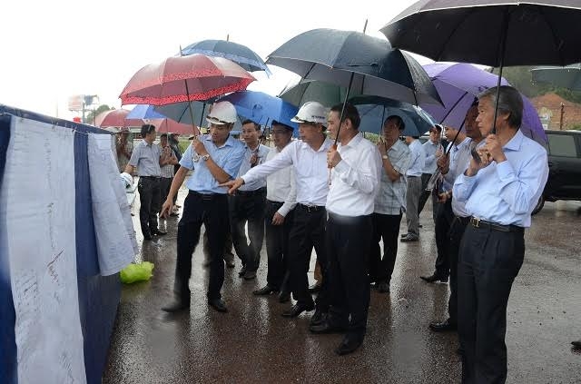 Bộ trưởng Trương Quang Nghĩa cùng đoàn công tác đã đi kiểm tra tiến độ thi công 2 dự án cầu vượt đường sắt Quán Hành và cầu vượt D4 ở Nghệ An