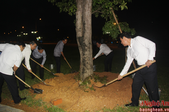 Các đồng chí lãnh đạo Bộ GTVT, lãnh đạo tỉnh trồng cây lưu niệm trong khuôn viên di tích.