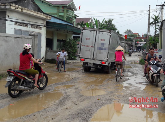 Đường xuống cấp nghiêm trọng, người dân bức xúc