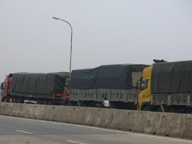 Theo đó, ngày 23/10/2015, Trạm KTTTX tỉnh Hà Tĩnh đã phát hiện đoàn xe ô tô chở hàng có dấu hiệu quá tải đang tìm cách né tránh Trạm. Lực lượng tại Trạm KTTTX đã khống chế đưa 10 xe về cân kiểm tra tải trọng. Kết quả cho thấy cả 10 xe đều quá tải cầu đường, từ trên 50% - 82% và 1 xe quá tải trên 29%. Theo khai báo của lái xe và tra cứu cơ sở dữ liệu phương tiện cơ giới đường bộ của Cục Đăng kiểm Việt Nam, 10 xe trên của Doanh nghiệp tư nhân vận tải Đào Vũ có địa chỉ tại số 329, đường Lê Duẩn, phường Đập Đá, thị xã An Nhơn, tỉnh Bình Định. Đoàn xe quá tải của doanh nghiệp vận tải Đào Vũ. Qua sự việc này cho thấy đoàn 10 xe ô tô chở hàng quá tải đã lưu thông trót lọt qua các Trạm KTTTX và lực lượng kiểm soát giao thông trên đường của 5 địa phương, từ tỉnh Quảng Nam, TP Đà Nẵng và các tỉnh Thừa Thiên – Huế, Quảng Trị và Quảng Bình. Bên cạnh đó, Tổng cục Đường bộ VN đề nghị UBND Quảng Nam chỉ đạo các lực lượng chức năng phối hợp với Sở GTVT Quảng Nam và Cục Quản lý Đường bộ III có biện pháp xử lý (nếu vi phạm) đối với Công ty cổ phần kính nổi Chu Lai (tỉnh Quảng Nam) về vi phạm về bốc xếp hàng hóa lên xe ô tô. UBND Bình Định chỉ đạo các lực lượng chức năng phối hợp với Sở GTVT Bình Định và Cục Quản lý Đường bộ III có biện pháp xử lý đối với Doanh nghiệp tư nhân vận tải Đào Vũ về việc chấp hành vận chuyển hàng hóa đúng quy định.Để động viên kịp thời Trạm KTTTX tỉnh Hà Tĩnh, Tổng cục Đường bộ Việt Nam đề nghị UBND tỉnh Hà Tĩnh khen thưởng kịp thời, biểu dương tinh thần làm việc nghiêm túc, quyết liệt có hiệu quả trong công tác KSTTX nói chung và việc kiểm tra, xử lý 10 xe vi phạm nêu trên của của Trạm cân tỉnh Hà Tĩnh. Tổng cục Đường bộ VN đề nghị cũng đề nghị Chủ tịch UBND, Trưởng Ban ATGT TP.Đà Nẵng và các tỉnh Quảng Nam, Thừa Thiên – Huế, Quảng Trị, Quảng Bình chỉ đạo chấn chỉnh công tác kiểm soát tải trọng xe và tuần tra kiểm soát giao thông đường bộ của lực lượng chức năng của địa phương.
