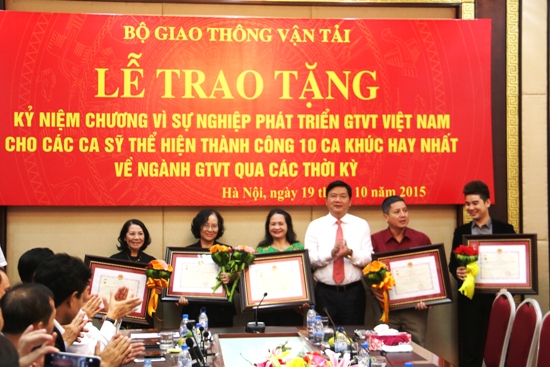 Bộ GTVT trao tặng Kỷ niệm chương cho các nghệ sỹ, ca sỹ thể hiện thành công 10 ca khúc hay nhất về ngành GTVT 