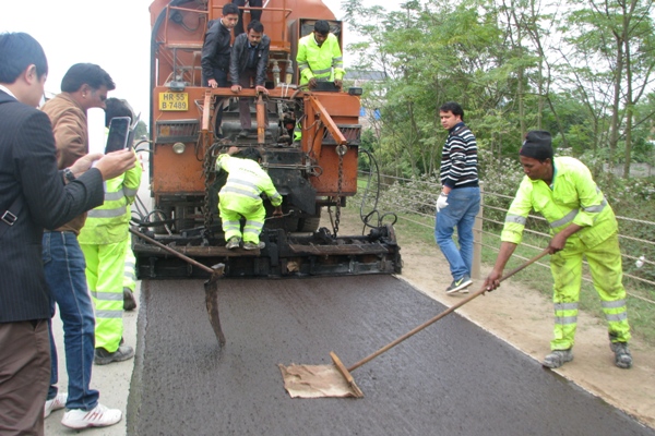 Thứ trưởng Nguyễn Ngọc Đông cùng đoàn công tác tại buổi thí điểm rải mặt đường Hồ Chí Minh bằng công nghệ Micro surfacin2