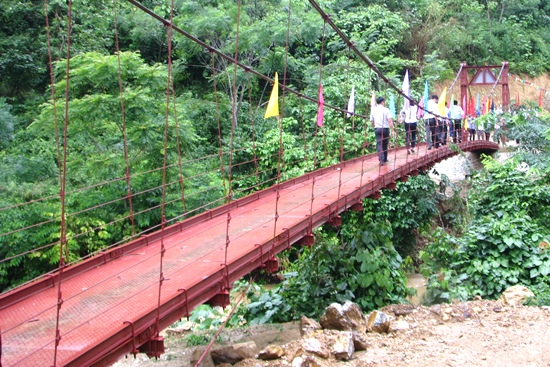 Cầu treo Cò Pha (Bắc Kạn) được khánh thành, đưa vào sử dụng (8/2014), tạo điều  kiện cho bà con nhân dân địa phương giao thương buôn bán, phát triển kinh tế - xã hội