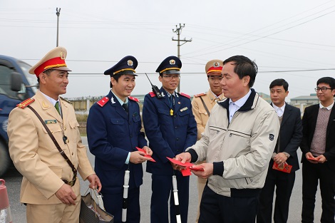 Tổng cục trưởng Nguyễn Văn Huyện dành những lời chúc tốt đẹp nhất đến cán bộ, nhân viên đang làm việc tại các trạm cân nhân dịp năm mới.