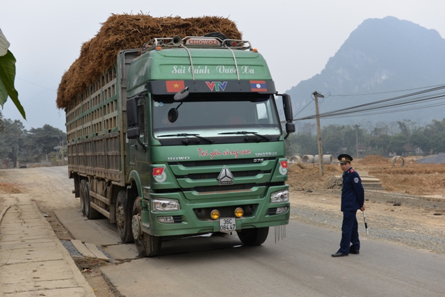 Trong chuyến công tác tại huyện Quan Hóa, chiều ngày 17 – 2, các đồng chí: Phó Chủ tịch UBND tỉnh Lê Anh Tuấn, Giám đốc Sở Giao thông – Vận tải Mai Xuân Liêm đã phát hiện xe ô tô mang biển kiểm soát 36C-084.47 lưu thông trên tuyến Quốc lộ 15A, đoạn qua làng Chiềng, xã Thiết Ống (Bá Thước), chở hàng hóa quá khổ, quá tải. Trước thực trạng đó, các đồng chí lãnh đạo UBND tỉnh và Sở Giao thông – Vận tải yêu cầu cán bộ Trạm thanh tra giao thông Đồng Tâm thuộc Thanh tra Sở Giao thông – Vận tải, tiến hành dừng xe để kiểm tra tải trọng. Mặc dù lái xe không hợp tác, không mang theo giấy tờ xe, song trước sức ép của các thành viên trong đoàn công tác, nhân dân trong khu vực thì lái xe mới cho cân. Kết quả sau khi cân cho thấy tải trọng xe và hàng hóa là 51,5 tấn/38 tấn, vượt hơn 35%. 