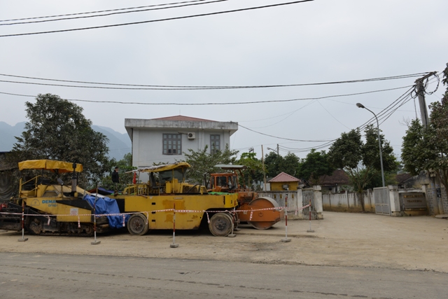 Trong chuyến công tác tại huyện Quan Hóa, chiều ngày 17 – 2, các đồng chí: Phó Chủ tịch UBND tỉnh Lê Anh Tuấn, Giám đốc Sở Giao thông – Vận tải Mai Xuân Liêm đã phát hiện xe ô tô mang biển kiểm soát 36C-084.47 lưu thông trên tuyến Quốc lộ 15A, đoạn qua làng Chiềng, xã Thiết Ống (Bá Thước), chở hàng hóa quá khổ, quá tải. Trước thực trạng đó, các đồng chí lãnh đạo UBND tỉnh và Sở Giao thông – Vận tải yêu cầu cán bộ Trạm thanh tra giao thông Đồng Tâm thuộc Thanh tra Sở Giao thông – Vận tải, tiến hành dừng xe để kiểm tra tải trọng. Mặc dù lái xe không hợp tác, không mang theo giấy tờ xe, song trước sức ép của các thành viên trong đoàn công tác, nhân dân trong khu vực thì lái xe mới cho cân. Kết quả sau khi cân cho thấy tải trọng xe và hàng hóa là 51,5 tấn/38 tấn, vượt hơn 35%. 