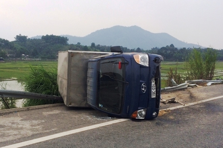 Ngày 17/02/2016, xe tải đang lưu thông trên cao tốc Nội Bài – Lào Cai bất ngờ mất lái gây lật xe. Sự việc xảy ra vào khoảng 12h10 ngày 17/02/2016, xe tải mang biển kiểm soát 19C-034.40 đang di chuyển hướng Nội Bài – Lào Cai đến lý trình Km103+020 thuộc địa phận xã Xuân Áng, huyện Hạ Hòa, tỉnh Phú Thọ bị nổ lốp, dẫn đến mất lái gây lật xe. Sự cố xảy ra làm xe tải bị hư hỏng nặng, không có thiệt hại về người; đường cao tốc bị hư hỏng tôn lượn sóng và trụ đỡ. Sau khi nhận đươc tin báo, Đội Vận hành và Bảo trì số 2 (Công ty Vận hành và Bảo trì đường cao tốc Việt Nam – VEC O&M), lực lượng Cảnh sát giao thông C67 đã có mặt xử lý, điều tiết phân làn, phân luồng giao thông tránh ùn tắc. Đến 15h45, xe tải đã được đưa khỏi hiện trường. Vụ việc đang được các cơ quan chức năng điều tra làm rõ.