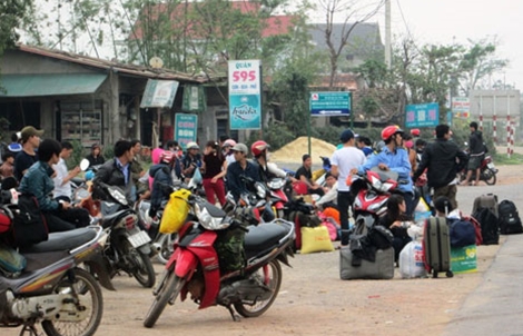 Sau Tết Nguyên đán, dọc QL1A qua miền Trung luôn có hàng vạn người chờ bắt xe để đi vào Nam hoặc ra Bắc