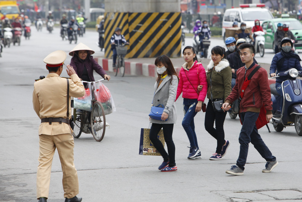 Những việc phạt lỗi đi bộ không đúng quy định rất khó khăn, có người vi phạm không chấp hành và bỏ luôn chứng minh thư.