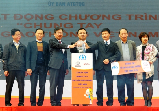 Phó Chủ tịch chuyên trách Ủy ban ATGT Việt Nam Khuất Việt Hùng cùng các đại biểu thực hiện nghi thức phát động Chương trình vì “An toàn giao thông Việt Nam”