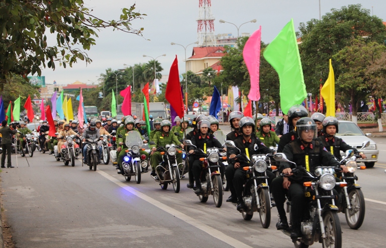 Lực lượng CSGT, CS cơ động Quảng Bình ra quân bảo đàm TTATGT