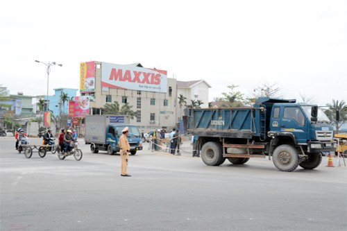 Nhờ thực hiện đồng bộ các giải pháp nên tình hình trật tự ATGT tại TP Đà Nẵng vẫn được bảo đảm tốt. (Ảnh chụp chiều 15-3 tại nút   giao đường Nguyễn Văn Linh, 2-9, Bạch Đằng hướng đi cầu Rồng).