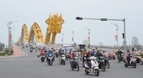 Nhờ thực hiện đồng bộ các giải pháp nên tình hình trật tự ATGT tại TP Đà Nẵng vẫn được bảo đảm tốt. (Ảnh chụp chiều 15-3 tại nút   giao đường Nguyễn Văn Linh, 2-9, Bạch Đằng hướng đi cầu Rồng).