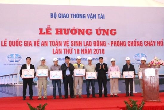  Thứ trưởng Nguyễn Ngọc Đông cùng các đại biểu đại diện các bộ, ngành, và UBND TP Hải Phòng, tỉnh Quảng Ninh chứng kiến các đơn vị ký cam kết thi đua