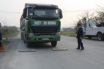 Theo ông Vũ Đỗ Anh Dũng, Phó Tổng cục trưởng Tổng cục ĐBVN cho biết, trong tháng 2 (từ ngày 21/1 - 20/2), lực lượng tại các trạm kiểm tra tải trọng xe (KTTTX) đã phát hiện và tiến hành kiểm tra 28.126 xe, trong đó 1.586 xe vi phạm về tải trọng, 94 xe vi phạm về kích thước thùng hàng, tước 546 giấy phép lái xe, xử phạt nộp kho bạc nhà nước 13,3 tỷ đồng.   Riêng lực lượng thanh tra các Cục Quản lý đường bộ cũng đã tiến hành kiểm tra 189 xe, trong đó 146 xe vi phạm về tải trọng, 37 xe vi phạm về kích thước thùng hàng, tước 144 giấy phép lái xe, xử phạt nộp kho bạc nhà nước 4,6 tỷ đồng.   Như vậy, công tác kiểm soát tải trọng xe tiếp tục được thực hiện quyết liệt trên cả nước, góp phần bảo vệ kết cấu hạ tầng giao thông đường bộ. So với cùng kỳ năm 2015, công tác kiểm soát tải trọng xe đạt được kết quả tốt hơn, số xe vi phạm đã giảm trên 60% (tháng 2/2015, các lực lượng đã kiểm tra 45.244 xe, trong đó có 4.011 xe vi phạm).   Tuy nhiên, vẫn còn tình trạng các chủ xe, lái xe lợi dụng lúc các lực lượng chức năng tập trung cho nhiệm vụ bảo đảm trật tự, an toàn giao thông để chở hàng quá tải, lưu thông qua một số địa phương.   Cũng theo ông Dũng, bên cạnh những địa phương làm tốt công tác KSTTX là Nam Định, Nghệ An, Khánh Hòa, Đắk Nông, Bình Thuận vẫn còn một số địa phượng kết quả chưa tốt, theo phản ánh của các cơ quan thông tin, báo chí vẫn còn xe quá tải lưu thông trên địa bàn: xe hết niên hạn sử dụng, chở mía quá lưu thông trên QL6, QL4G, tỉnh Sơn La, xe chở vật tư, vật liệu xây dựng quá tải lưu thông vào ban đêm trên QL32, đường Hồ Chí Minh, QL21B địa phận TP. Hà Nội, xe chở mì quá tải lưu thông trên địa bàn tỉnh Gia Lai, đoàn xe chở mía quá tải lưu thông trên QL22B, tỉnh Tây Ninh, xe chở lúa quá tải lưu thông trên QL62, tỉnh Long An…   Để tiếp tục kiểm soát trọng tải xe trong các tháng tiếp theo, trong thời gian tới Tổng cục ĐBVN đề nghị Thanh tra các Sở GTVT tiếp tục phối hợp chặt chẽ với lực lượng Cảnh sát giao thông và các lực lượng Cảnh sát khác thực hiện nghiêm túc công tác kiểm soát tải trọng xe tại các trạm KTTTX, Nâng cao hiệu quả phát hiện, xử lý vi phạm, đảm bảo số xe vi phạm trong số xe dừng cân kiểm tra đạt tỷ lệ cao, hạn chế đến mức thấp nhất việc dừng các xe không vi phạm, gây lãng phí thời gian, tâm lý bức xúc cho chủ xe, lái xe.   Các Sở GTVT phối hợp với Công an cấp tỉnh chỉ đạo các trạm KTTX lưu động căn cứ tình hình thực tế nghiên cứu, bố trí lực lượng vừa trực làm nhiệm vụ tại Trạm, vừa tuần tra lưu động  các tuyến đường trên địa bàn có xe quá tải lưu thông để kiểm tra, xử lý.   Thanh tra các Cục Quản lý đường bộ tiếp tục căn cứ tình hình thực tế chủ động lập kế hoạch kiểm tra, thanh tra đột xuất, tập trung tại các đầu nguồn hàng, kho bãi, bến cảng, trên các tuyến giao thông; kiểm tra hành vi vi phạm về tải trọng phương tiện và kích thước thành thùng xe, đồng thời tiếp tục đẩy mạnh công tác tuyên truyền về kiểm soát tải trọng phương tiện. Cục QLĐB I tập trung kiểm tra tại các địa phương Hà Nội, Hòa Bình, Hà Nam; Cục QLĐB II tập trung kiểm tra tại các địa phương Ninh Bình, Thanh Hóa; Cục QLĐB III tập trung kiểm tra tại các địa phương Gia Lai, Kon Tum, Đắk Lăk; Cục QLĐB IV tập trung kiểm tra tại các địa phương Bà Rịa – Vũng Tàu, Đồng Nai, Bình Dương.