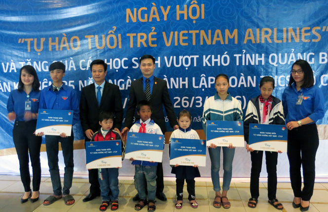 Đại diện lãnh đạo Tỉnh đoàn Quảng Bình và Đoàn thanh niên Vietnam Airlines trao quà cho học sinh có hoàn cảnh khó khăn. Theo đó, Đoàn thanh niên Vietnam Airlines đã trao 6 suất quà cho các em học sinh nghèo vượt khó học giỏi, mỗi suất quà trị giá 5 triệu đồng tiền mặt và huy hiệu Đoàn TNCS Hồ Chí Minh. Tổng giá trị của đợt trao quà lần này là 30 triệu đồng. Đây là hoạt động có ý nghĩa của Đoàn thanh niên Vietnam Airlines thể hiện sự quan tâm, chia sẻ đến các em học sinh có hoàn cảnh đặc biệt khó khăn, góp phần động viên các em tiếp tục cố gắng học tập tốt để trở thành người có ích cho xã hội. Được biết, không chỉ tổ chức hoạt động trao tặng quà cho các em học sinh có hoàn cảnh khó khăn, Đoàn thanh niên Vietnam Airlines còn tổ chức 2 chuyến bay thanh niên mang số hiệu VN1591 Hà Nội-Đồng Hới và VN1590 Đồng Hới-Hà Nội do đoàn viên thanh niên tham gia phục vụ. Trên mỗi chuyến bay, đại diện Đoàn thanh niên và Phi hành đoàn đã trao tặng quà lưu niệm và huy hiệu Đoàn TNCS Hồ Chí Minh cho hành khách.