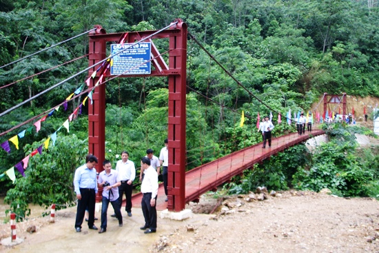 Cầu treo Cò Pha (Bắc Kạn) được khánh thành, đưa vào sử dụng (8/2014), tạo điều  kiện cho bà con nhân dân địa phương giao thương buôn bán, phát triển kinh tế - xã hội