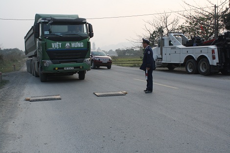 Lực lượng chức năng tiến hành cân kiểm tra tải trọng trên đường Hồ Chí Minh.