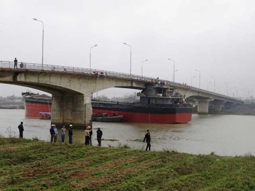 Thành Luân va  đâm làm gãy dầm bê tông cốt thép dự ứng lực 24m của cầu An Thái