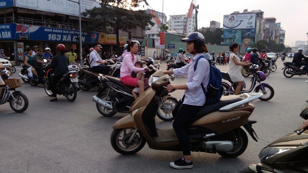 Các phương tiện “mạnh ai nấy đi”.