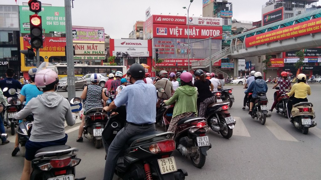  Nhiều phương tiện đi không đúng làn đường Đây là nút giao thông hết sức phức tạp, thường xuyên xảy ra va chạm giữa các phương tiện tham gia giao thông do không tuân thủ Luật Giao thông nhưng lực lượng cảnh sát giao thông lại không có mặt thường xuyên.  Đề nghị Phòng Cảnh sát giao thông CATP Hà Nội tăng cường lực lượng cán bộ tại ngã tư Phạm Ngọc Thạch – Kim Liên mới để đảm bảo an toàn giao thông tại đây.