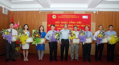 PGS.TS Trần Đắc Sử – Hiệu trưởng nhà trường - trao Bằng khen và phần thưởng cho các tổ chức và cá nhân có nhiều đóng góp